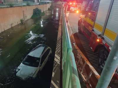 carro cai em canal