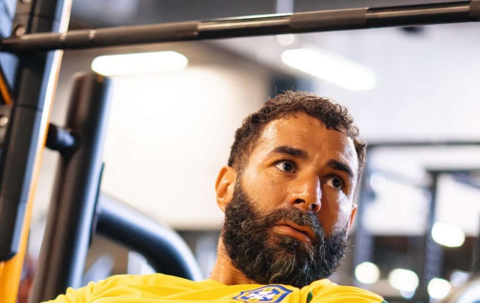 Benzema posa com icônica camisa da Seleção Brasileira durante treino