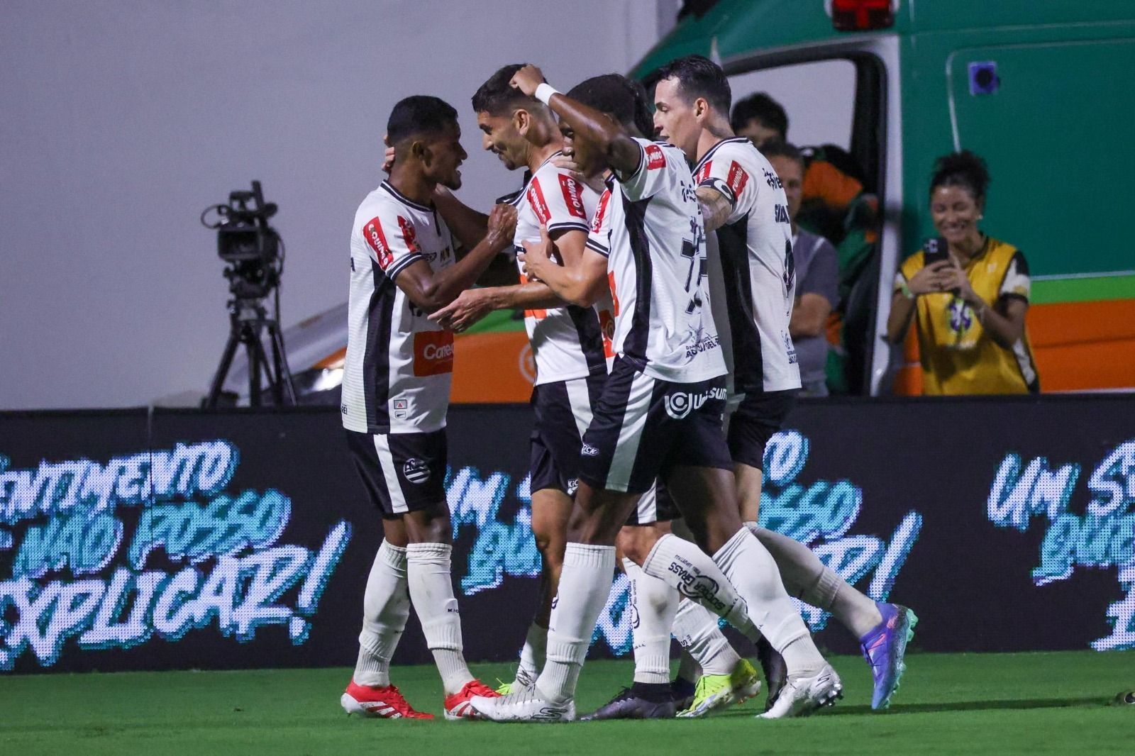 Reforço decide no fim, Athletic derruba líder Goiás e deixa a lanterna da Série B