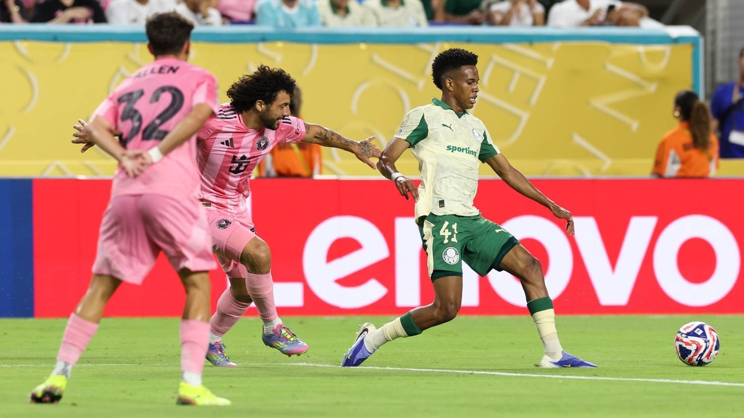 Estêvão exalta força do Palmeiras, mira o Botafogo e reage a 'presente' de Messi