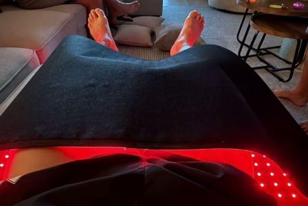 Guilherme Arana, do Atlético, utilizando da LEDterapia durante a recuperação