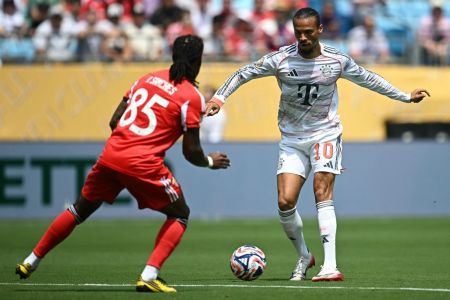 Jogadores de Benfica e Bayern nesta terça-feira (24)