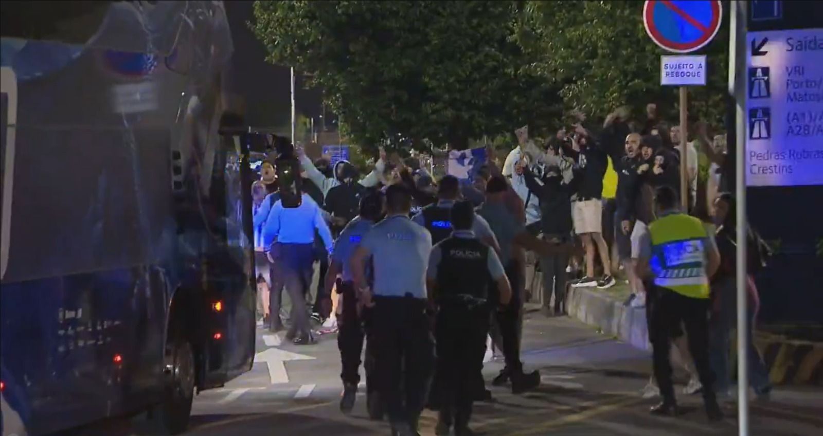 Eliminado do Mundial, Porto é recebido com protestos da torcida em Portugal; assista