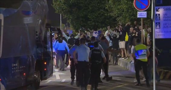 Torcida do Porto protesta em chegada do time a Portugal após o Mundial de Clubes