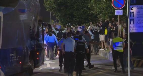 Torcida do Porto protesta em chegada do time a Portugal após o Mundial de Clubes