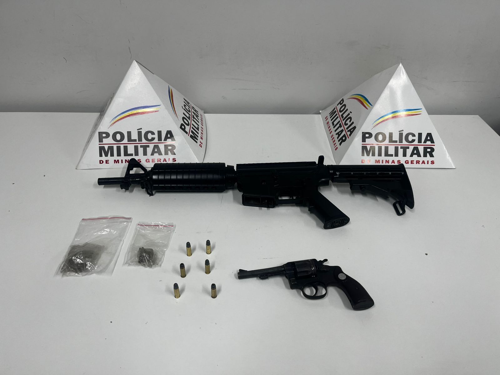 PM apreende armas na busca por suspeitos de duplo homicídio em Fabriciano