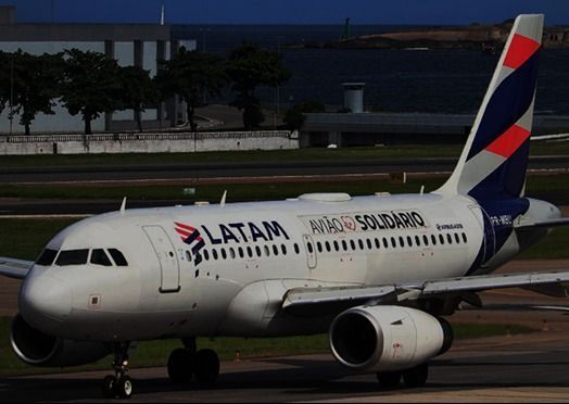 Passageiros de um voo da LATAM para Guarulhos não sabiam que avião levava 'viajantes especiais'