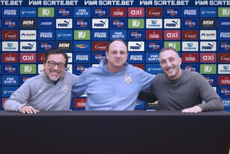Rogério Ceni (no centro) ao lado de Raul Aguirre, CEO da SAF do Bahia e Carlos Santoro, diretor de futebol do Bahia