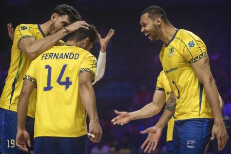 Jogadores do Brasil comemoram ponto marcado diante do Canadá em jogo da VNL
