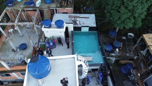 Imóveis com piscina de luxo e área gourmet, avaliados em R$ 6 milhões, serviam de abrigo para membros do Comando Vermelho do Ceará e apresentavam risco de desabamento