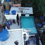 Vídeo: construções irregulares de alto padrão associadas a facções na Rocinha (RJ) são destruídas