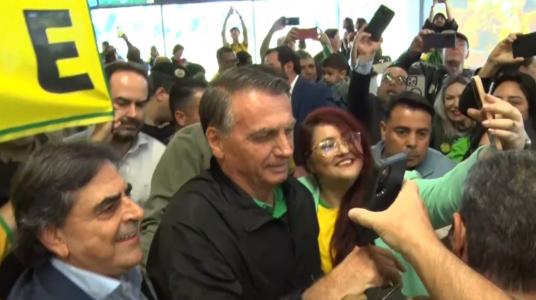 Ex-presidente Jair Bolsonaro é recebido por apoiadores no Aeroporto de Confins