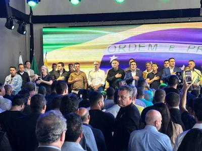 Mateus Simões ficou ao lado do ex-presidente Jair Bolsonaro no evento do PL