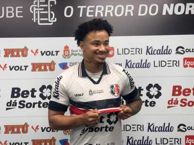 Nathan posa com a camisa do Santa Cruz durante apresentação