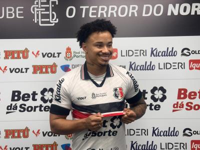 Nathan posa com a camisa do Santa Cruz durante apresentação