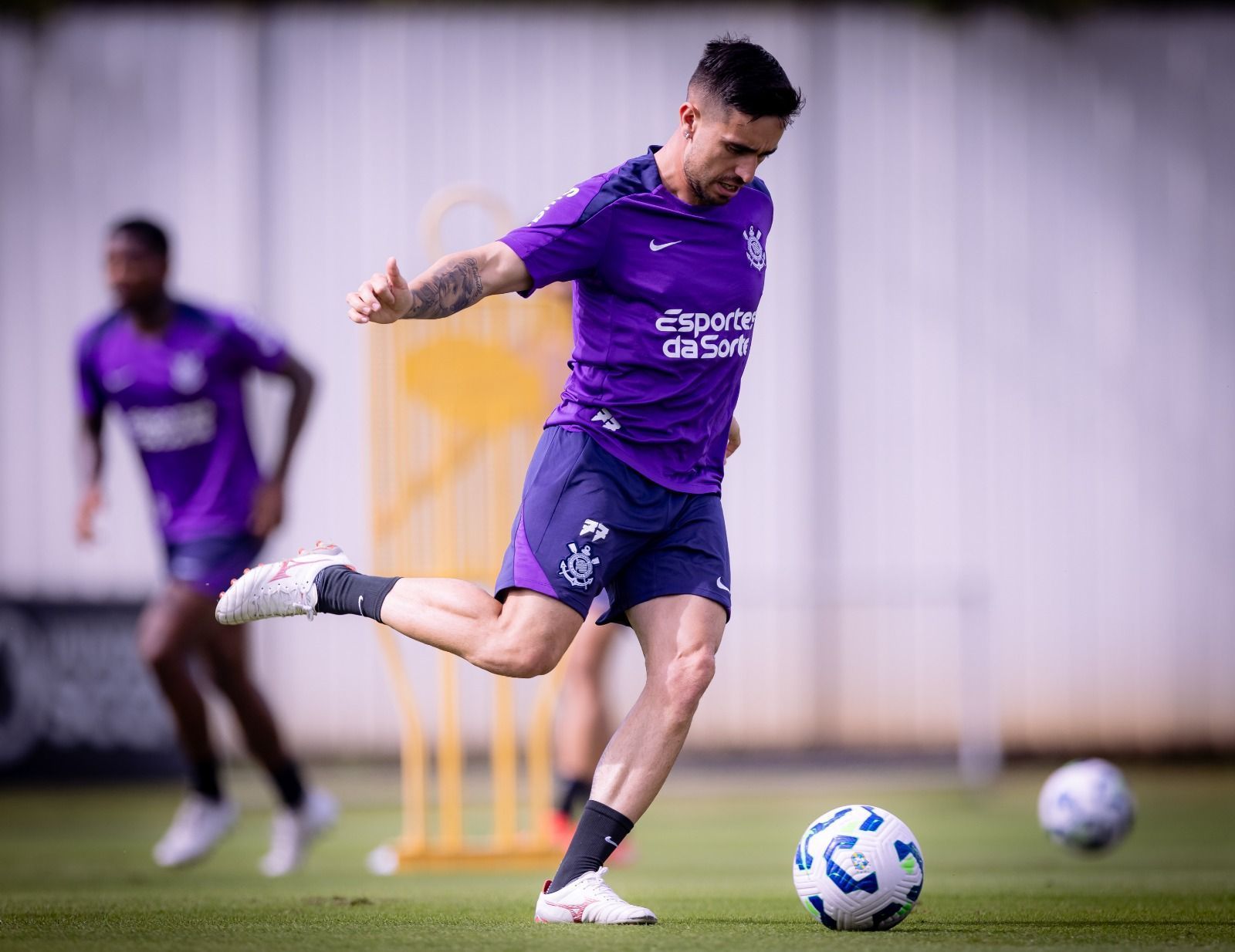Corinthians deve R$ 10 milhões em luvas a Igor Coronado, que cogita saída do clube