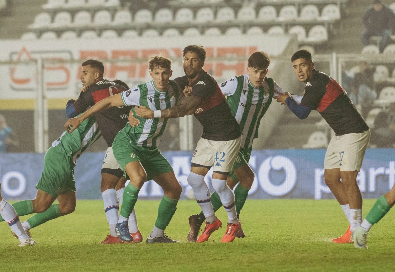 Rival do Cruzeiro na Vitória Cup, Banfield decepciona e é eliminado na Copa Argentina