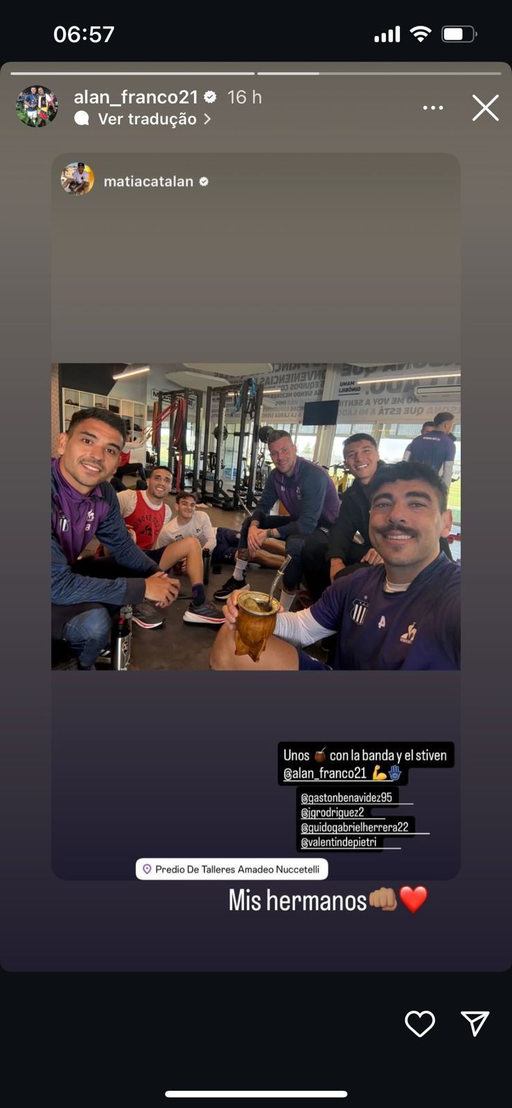 Jogador do Atlético é acolhido por ex-companheiros em visita a clube da Argentina