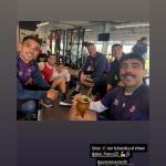 Jogador do Atlético é acolhido por ex-companheiros em visita a clube da Argentina