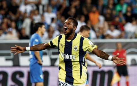 Fred durante partida pelo Fenerbahçe