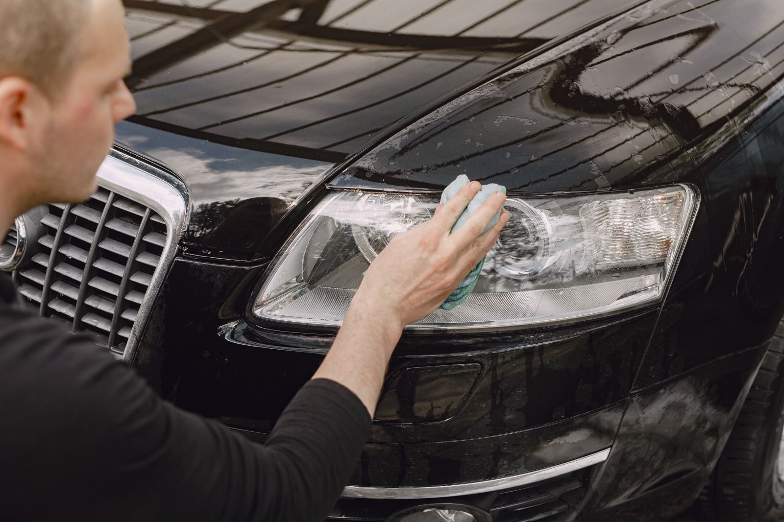 Como deixar os faróis do seu carro brilhando com um truque de vó?