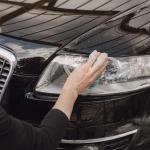 Como deixar os faróis do seu carro brilhando com um truque de vó?