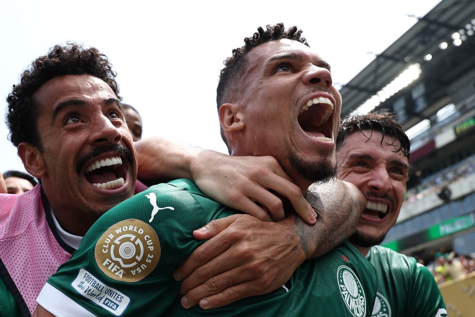 Paulinho marca, Palmeiras vence Botafogo na prorrogação e avança no Mundial