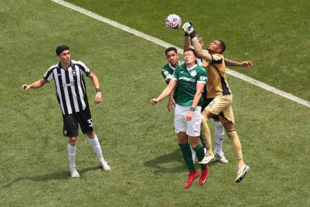 Disputa de bola dentro da área do Botafogo, no embate diante do Palmeiras