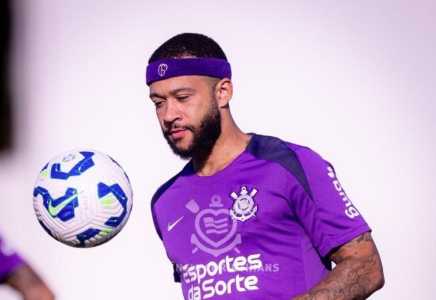 Memphis Depay durante treino do Corinthians, neste sábado (28)