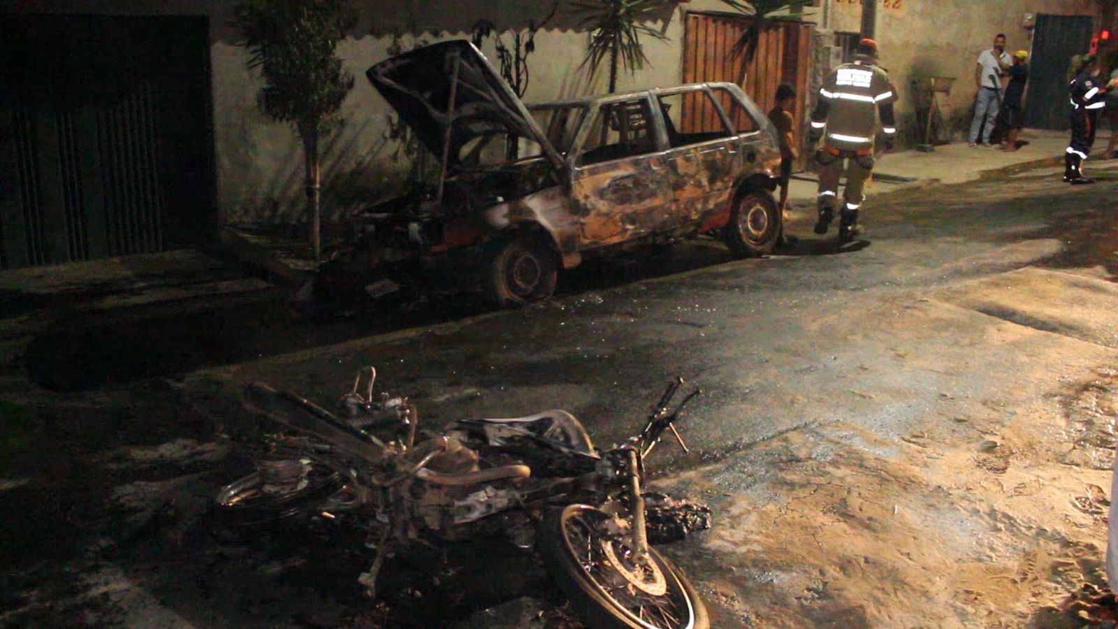 Dois veículos são incendiados no bairro Ciro dos Anjos em Montes Claros; dono foi preso horas antes suspeito de crime contra criança