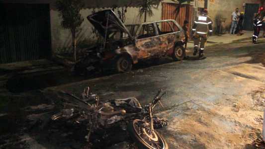 Dois veículos foram incendiados na tarde deste sábado (28)