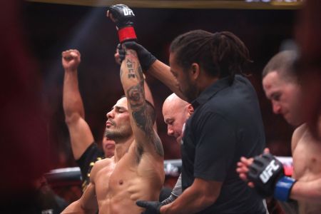 Brasileiro Alexandre Pantoja domina, finaliza Kara-France e mantém cinturão do UFC