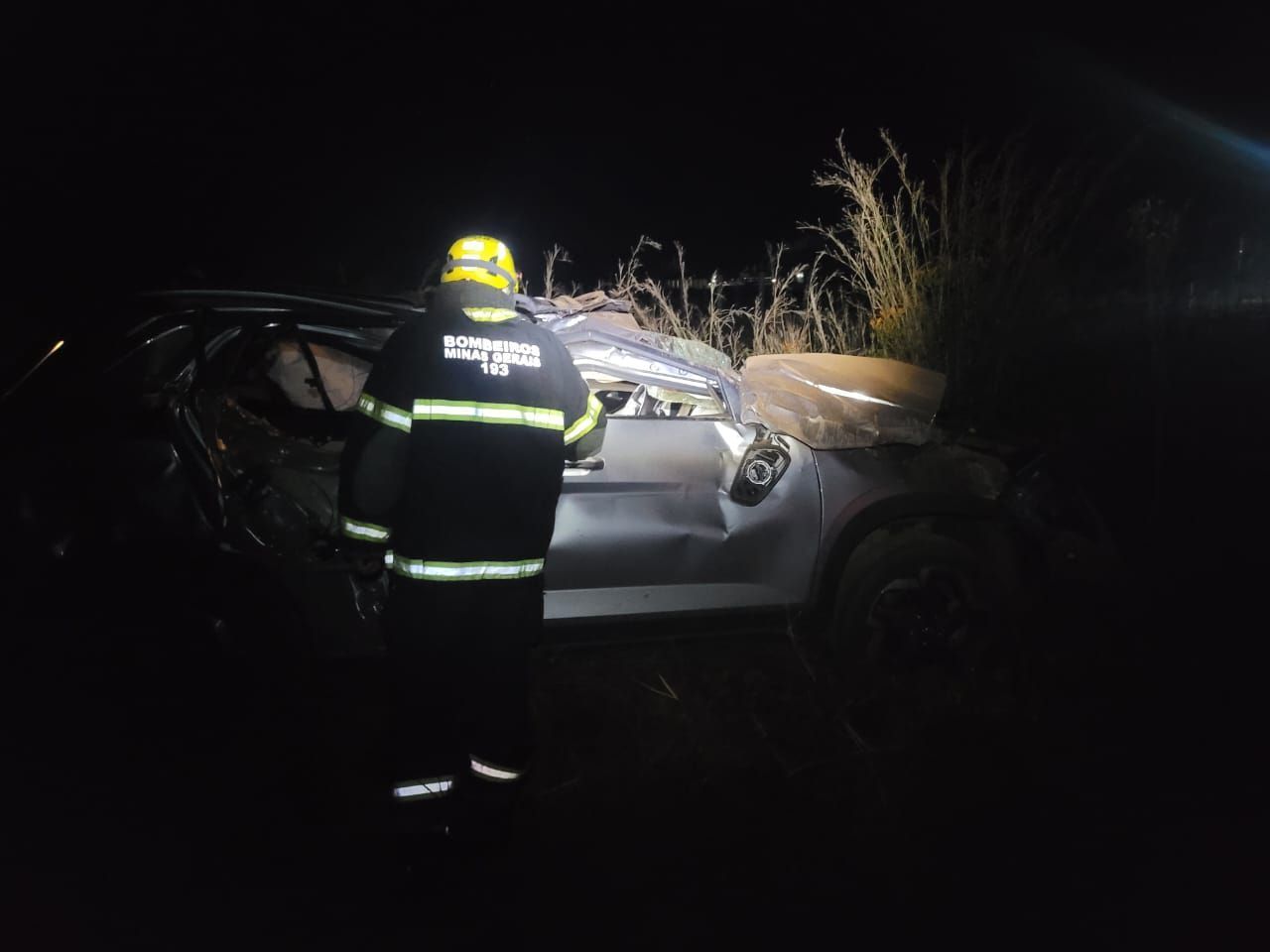 Capotamento deixa uma mulher morta e outra ferida em Capitão Enéas, no norte de MG