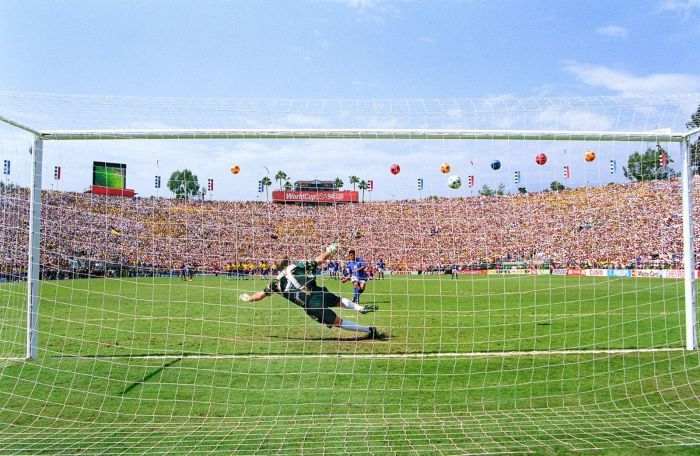 Roberto Baggio perde pênalti na final da Copa do Mundo de 1994 entre Brasil e Itália