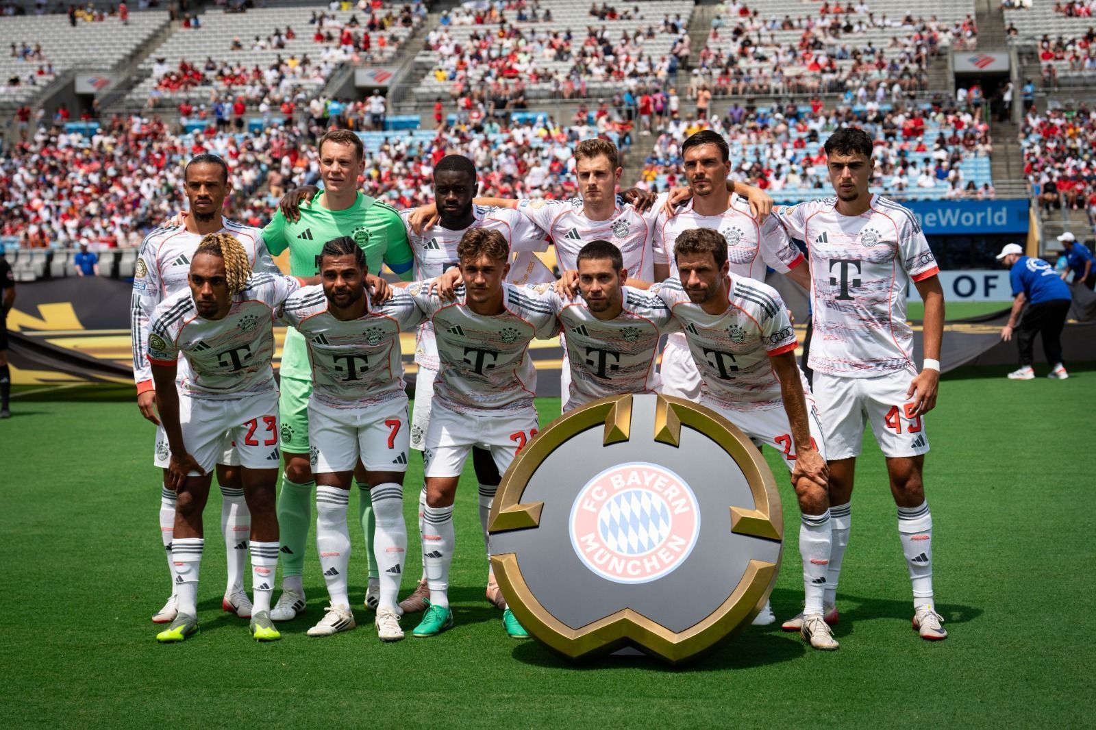 Acertado com outro clube, atacante deixa Bayern em meio ao Mundial; entenda