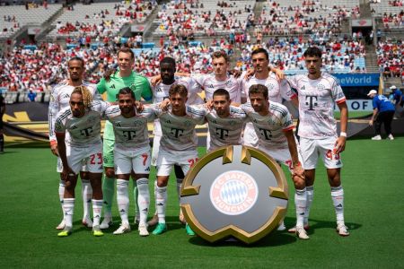 Jogadores do Bayern de Munique perfilados antes de jogo no Mundial de Clubes