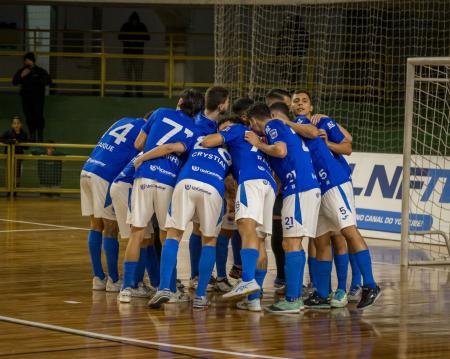 Jogadores do Cruzeiro Futsal antes de jogo pela Liga Nacional de Futsal (LNF)