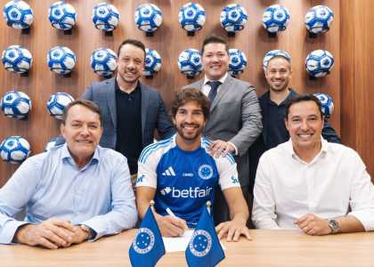 Lucas Silva renovou contrato com o Cruzeiro até o fim da temporada 2027