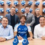 Cruzeiro anuncia renovação de contrato com o volante Lucas Silva