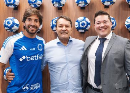 Lucas Silva ao lado do dono da SAF do Cruzeiro, Pedro Lourenço, e do irmão, Leandro Borges • Gustavo Aleixo/Cruzeiro