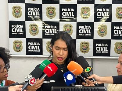 Delegada em coletiva de imprensa