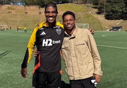 Leonardo Silva e André, ex-companheiros de Atlético, na Cidade do Galo