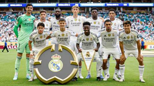 Jogadores do Real Madrid perfilados antes de jogo contra a Juventus no Mundial de Clubes