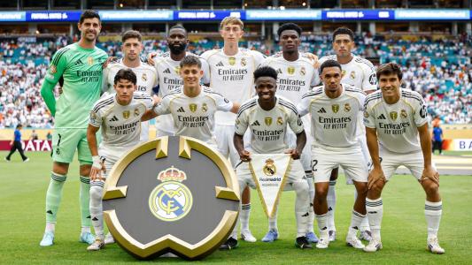 Jogadores do Real Madrid perfilados antes de jogo contra a Juventus no Mundial de Clubes