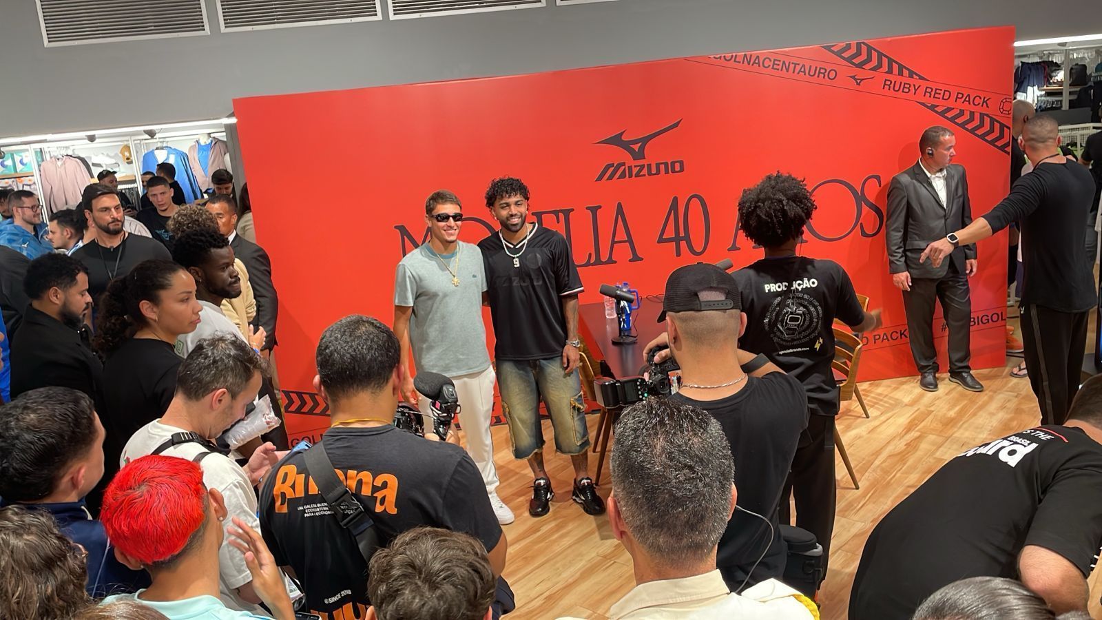 Gabigol, do Cruzeiro, 'arrasta' multidão em shopping de BH para ação com Podpah