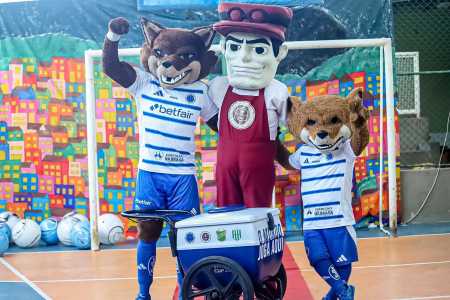 Mascotes de Cruzeiro e Desportiva Ferrorivária na EMEFTI Deocleciano Francisco da Vitória, em ação da Vitória Cup 2025