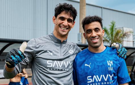 Goleiro Bono ao lado de Abderrazak Hamdallah, novo reforço do Al-Hilal