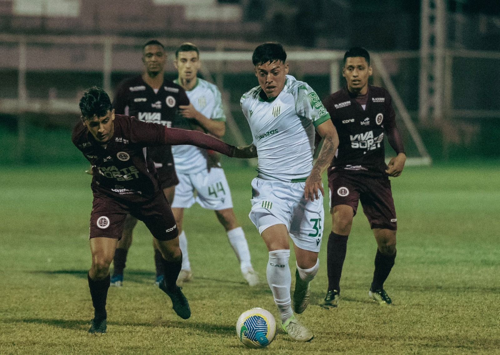 Cruzeiro de olho: Banfield vence Desportiva Ferroviária na abertura da Vitória Cup