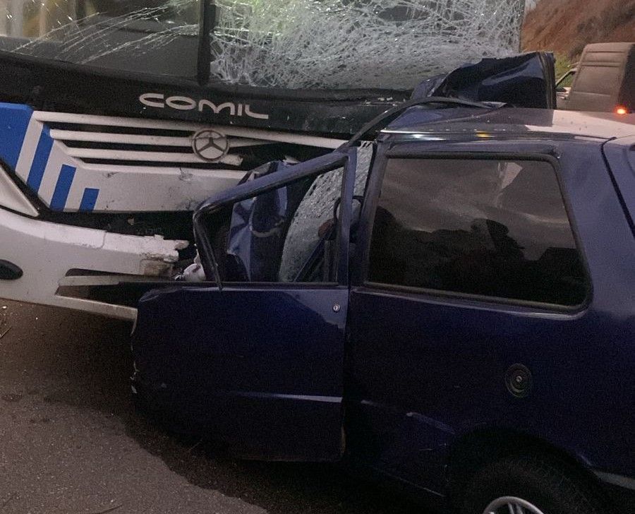 Acidente entre carro e ônibus provoca uma morte na BR 458, no Vale Verde em Ipaba