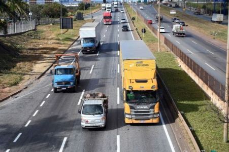 caminhões na avenida